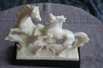 zeer mooie prachtige decoratief beeld 2 paarden   beschikbaar voor biedingen