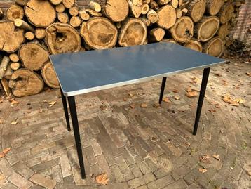 13 st Vintage eettafel met stalen frame beschikbaar voor biedingen