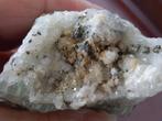 219 gram fluoriet metwat pyriet € 4,50, Verzamelen, Mineralen en Fossielen, Ophalen, Mineraal