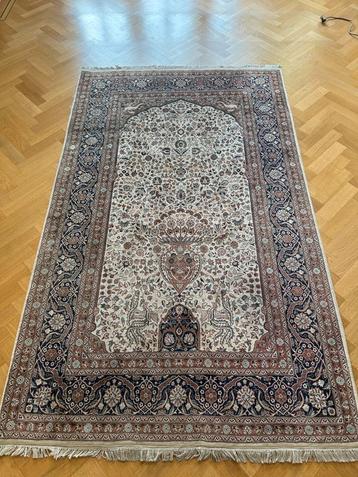 Oosters zijde tapijt kleed hand geknoopt beschikbaar voor biedingen