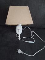 Witte wandlamp met taupe kleurig lampenkapje, Huis en Inrichting, Lampen | Wandlampen, Gebruikt, Ophalen of Verzenden