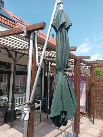 Grote zweef - muur parasol groen beschikbaar voor biedingen