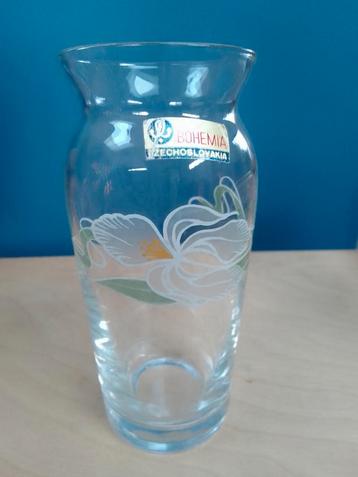 Klein vaasje, Bohemian glas, met bloemdecor beschikbaar voor biedingen