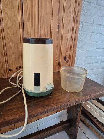 Antieke koffie maler beschikbaar voor biedingen