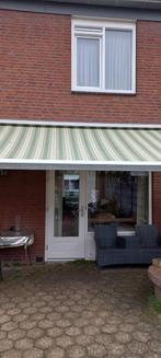 Zonnescherm electrisch 5,50 m breed donkergroen/ecru, 150 tot 300 cm, Ophalen, Gebruikt, Knikarmscherm