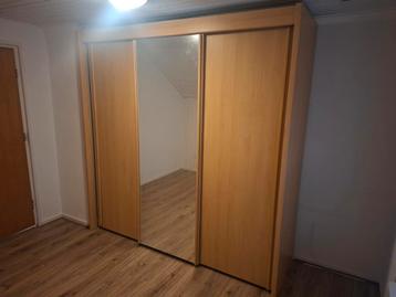 Grote schuifdeurkast met spiegel 260x60x225 beschikbaar voor biedingen