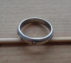 mat zilveren ring met heldere steentjes [913], Verzenden, Zo goed als nieuw, 17 tot 18, Dame