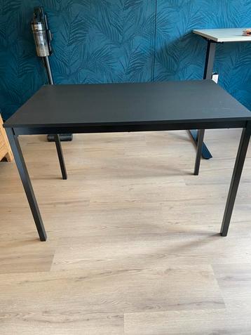 Tafel  /  Bureau  zwart Ikea  110x67x74cm beschikbaar voor biedingen