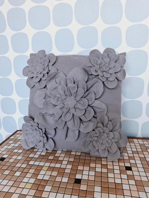 Vilten kussen met vilten bloemen, Huis en Inrichting, Woonaccessoires | Kussens, Gebruikt, Grijs, Vierkant, Ophalen of Verzenden