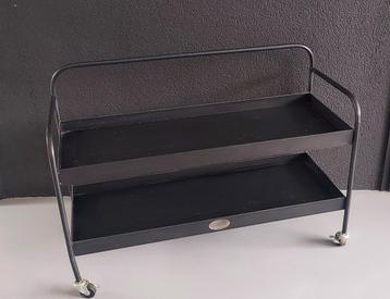 Zwart metalen kastje met twee planken van Riverdale. Gebruik beschikbaar voor biedingen