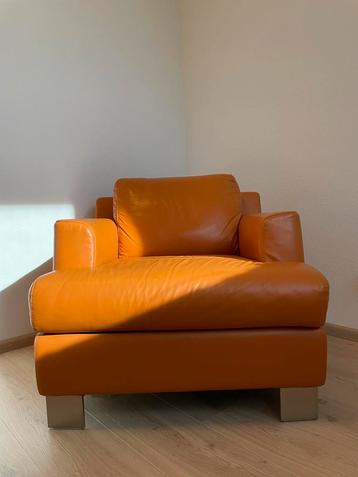 Natuzzi fauteuil ‘kubik’ oranje leer