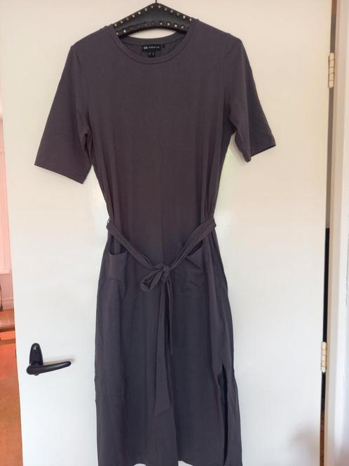 Elegante grijze jurk zomerjurk C&A premium M, Kleding | Dames, Jurken, Zo goed als nieuw, Maat 38/40 (M), Grijs, Onder de knie