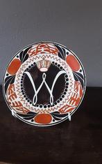 Wilhelmina bord 1898, Verzamelen, Koninklijk Huis en Royalty, Ophalen of Verzenden, Zo goed als nieuw, Nederland, Servies
