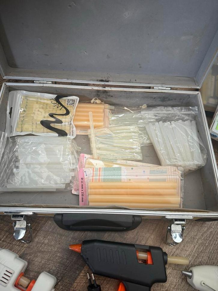 Lijmpistolen en Lijmsticks - Complete Set, Doe-het-zelf en Verbouw, Gereedschap | Handgereedschap, Gebruikt, Ophalen of Verzenden