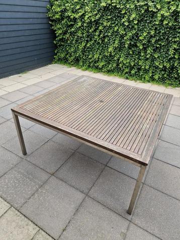 Tuintafel 157 x 157 - 74 cm hoog. beschikbaar voor biedingen