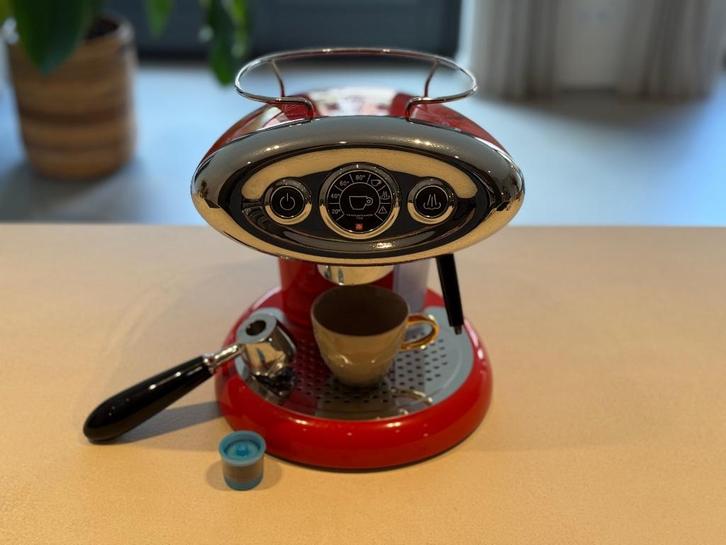 FrancisFrancis! for illy espressomachine – retro rood design, Witgoed en Apparatuur, Koffiezetapparaten, Gebruikt, Koffiepads en cups