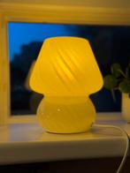 Zachtgeel paddenstoel lamp van swirl glas – mushroom retro, Soft minimalism, retro pastel, scandi en 70s revival, Ophalen of Verzenden
