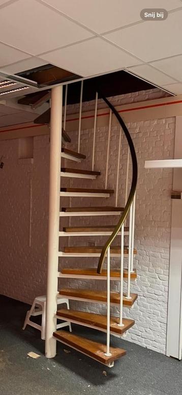 Wenteltrap – hout en staal – 3 meter hoog (15 treden) beschikbaar voor biedingen