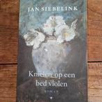Knielen op een bed violen Jan Siebelink, Ophalen of Verzenden, Zo goed als nieuw