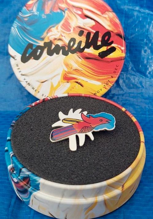 Corneille broche in blikje, Sieraden, Tassen en Uiterlijk, Broches, Zo goed als nieuw, Ophalen