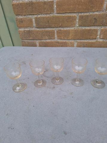 Set van 5 kleine glazen beschikbaar voor biedingen