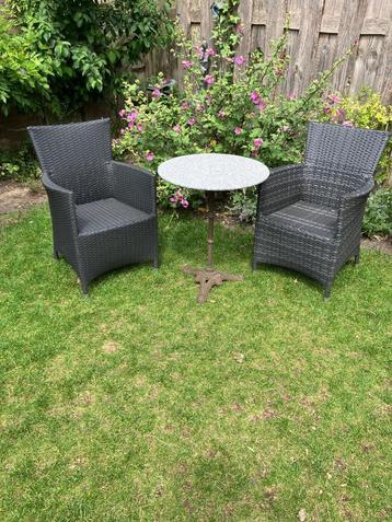 Bistrotafel met 2 stoelen  beschikbaar voor biedingen