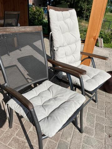 Kussens voor tuinstoelen beschikbaar voor biedingen