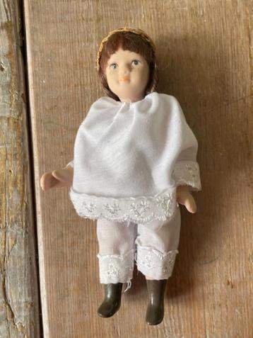 Klein brocane poppetje porselein. Witte kleding met hoedje.  beschikbaar voor biedingen
