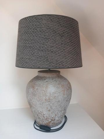 Landelijke kruiklamp met kap beschikbaar voor biedingen