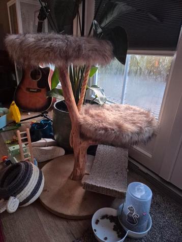 Designed by Lotte kattenmeubel / krabpaal beschikbaar voor biedingen