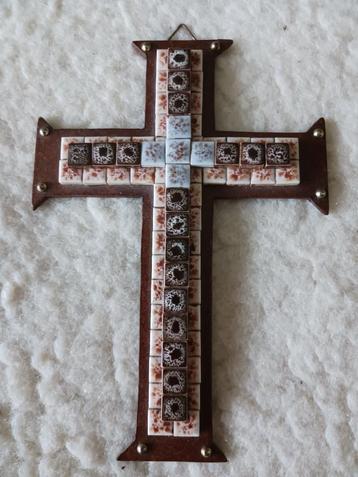 Houten kruisje, groot 20 cm. met steentjes versiert beschikbaar voor biedingen