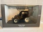 Valtra N142 zwart UH, Hobby en Vrije tijd, Modelauto's | 1:32, Ophalen of Verzenden, Zo goed als nieuw, Tractor of Landbouw, Universal Hobbies
