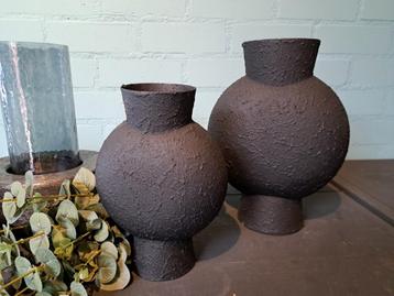 Vazen Vaas 2 stuks NIEUW Metaal 30cm en 24cm Zwart Bloemen

 beschikbaar voor biedingen