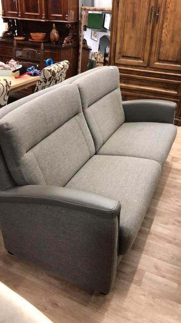 Bank - hoge zit beschikbaar voor biedingen