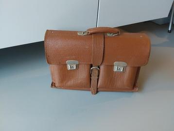Mooie oude vintage schooltas van dik leer beschikbaar voor biedingen