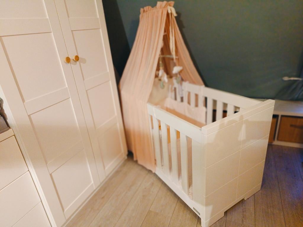 Mooi baby kamer ledikant, commode, hemelt, matras, verschoon, Ophalen of Verzenden, Zo goed als nieuw, Wieg