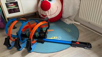 Hot Wheels Spiraal Crash met gemotoriseerde boosters, FTB65 beschikbaar voor biedingen