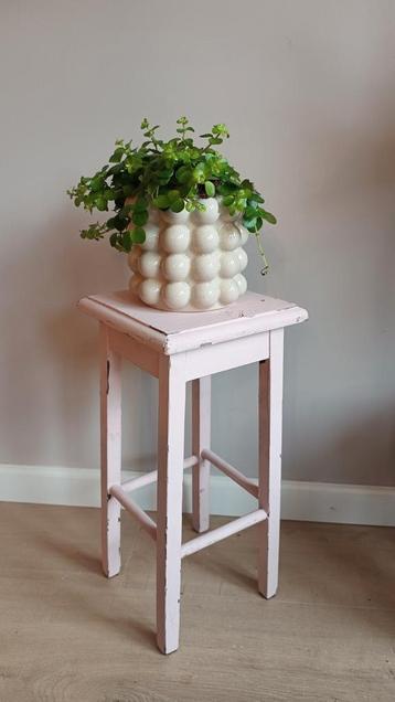 Leuk brocante vintage plantentafeltje in het roze beschikbaar voor biedingen