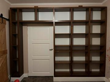 Grote houten boekenkast beschikbaar voor biedingen