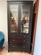 Mooie zwarte Hemnes vitrinekast, Huis en Inrichting, Kasten | Vitrinekasten, Ophalen, 50 tot 100 cm, Zo goed als nieuw, Modern