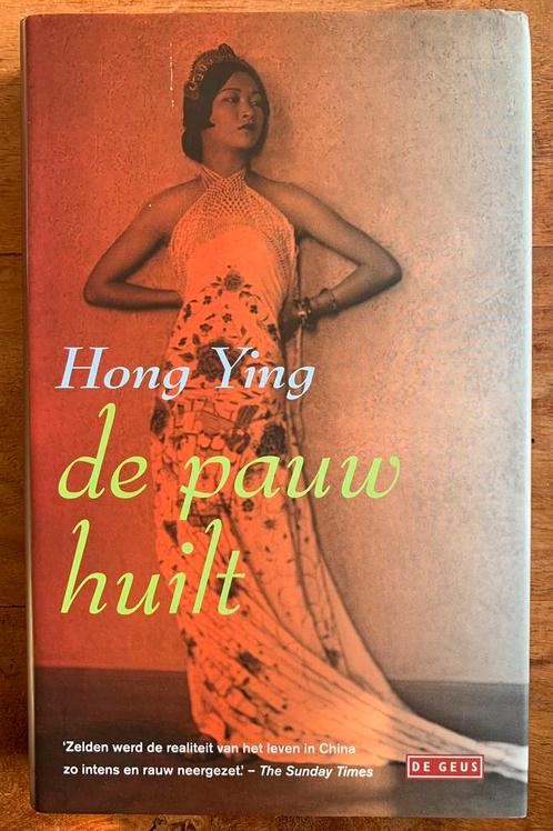 Hong Ying - De Pauw Huilt (hardcover), Boeken, Romans, Zo goed als nieuw, Ophalen of Verzenden