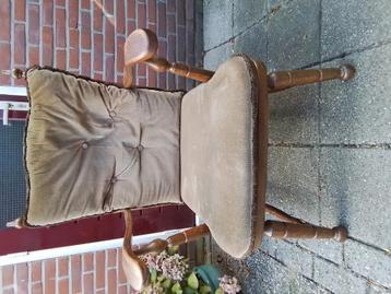 Gratis oud laag stoeltje, opknapper. beschikbaar voor biedingen