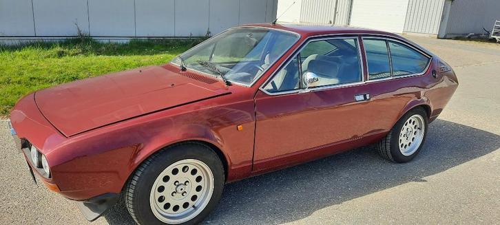 Alfa Romeo 2000 GTV bj 1979., Auto's, Oldtimers, Particulier, Alfa Romeo, Benzine, Coupé, Handgeschakeld, Rood, Grijs, Stof, Ophalen