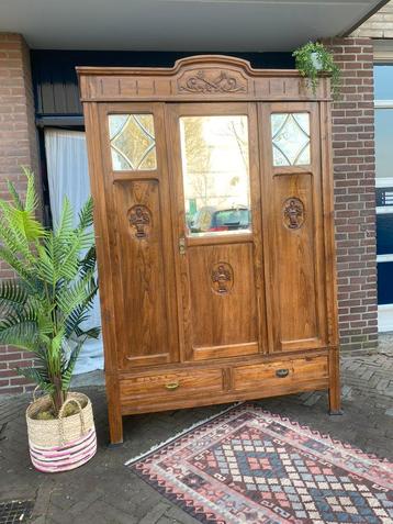 Mooie brocante antieke kledingkast beschikbaar voor biedingen