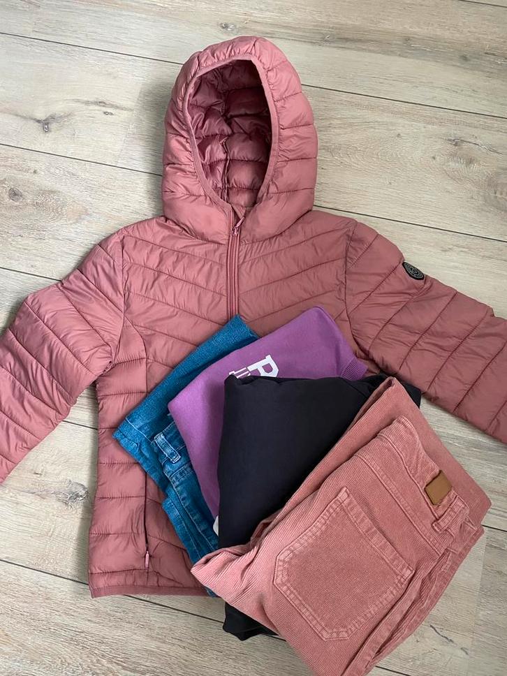 Roze ribbroek jeans sweaters en gratis tussenjas donsjack, Kinderen en Baby's, Kinderkleding | Maat 140, Gebruikt, Meisje, Trui of Vest