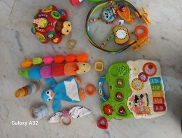babyspeelgoed:vormenkever babyboog activiteitenbord etcetera beschikbaar voor biedingen
