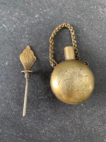 Antieke Parfum Hanger / Houder beschikbaar voor biedingen