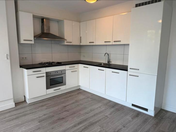 Complete moderne witte hoekkeuken met inbouwapparatuur, Huis en Inrichting, Keuken | Complete keukens, Hoekkeuken, Wit, Kunststof