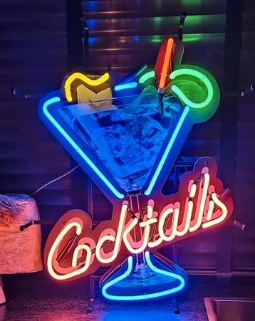 FIFTIES SIXTIES NEONVERLICHTING MET COCKTAILS GLAS   beschikbaar voor biedingen