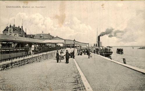 Enkhuizen, station en veerboot rond 1900, Verzamelen, Ansichtkaarten | Nederland, Ongelopen, Noord-Holland, Voor 1920, Ophalen of Verzenden